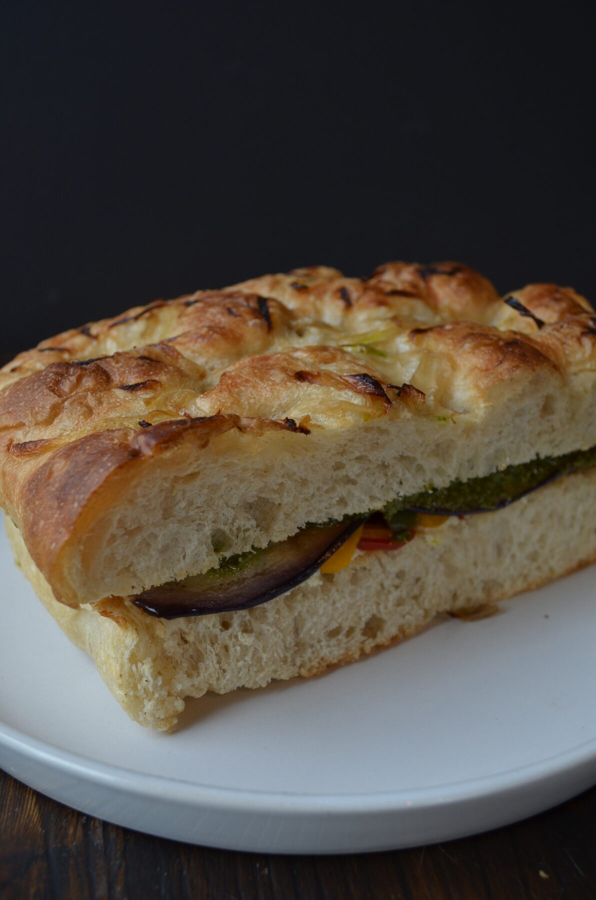 Focaccia vegana con pesto y berenjena