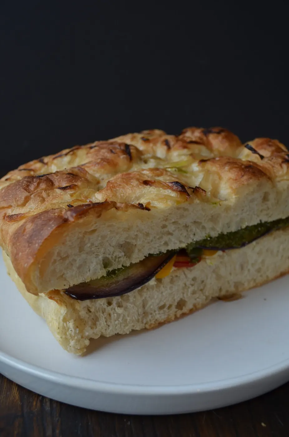 Focaccia vegana con pesto y berenjena