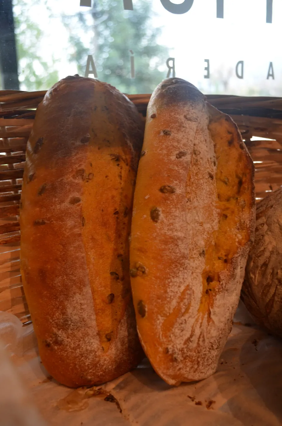 Panes de masa madre con semillas recién horneados en Espiga
